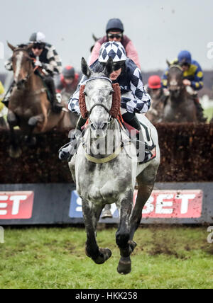 Vainqueur de Ziga garçon monté par jockey Tom Bellamy dans le Sky Bet Handicap Steeple Chase durant Sky Bet Chase journée à l'Hippodrome de Doncaster. Banque D'Images