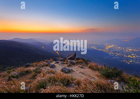 Tai Mo Shan sunset, hong kong célèbre montagne Banque D'Images