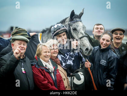 Vainqueur de Ziga garçon monté par jockey Tom Bellamy dans le Sky Bet Handicap Steeple Chase durant Sky Bet Chase journée à l'Hippodrome de Doncaster. Banque D'Images