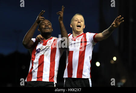 Lincoln's Theo Robinson (à gauche) célèbre marquant son troisième but de côtés au cours de l'unis en FA Cup, quatrième ronde match à Sincil Bank, Lincoln. Banque D'Images