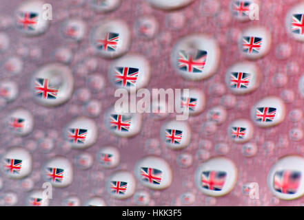 Gouttes d'eau montrant des images de l'Union Jack, drapeau de l'United Kingdom Banque D'Images