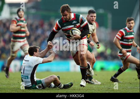 Leicester Tigers' George McGuigan est abordé par Northampton Saints' Lee Dickson Anglo-Welsh Cup, au cours de la piscine 4 match à Welford Road, Leicester. Banque D'Images