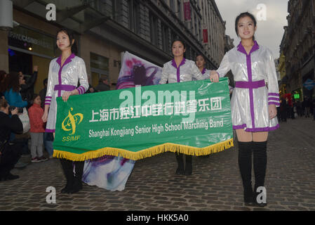 Bruxelles, Belgique. 28 janvier, 2017. L'avant du défilé du Nouvel An chinois à Bruxelles. Credit : Frederik Sadones/Pacific Press/Alamy Live News Banque D'Images