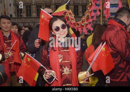 Bruxelles, Belgique. 28 janvier, 2017. Un Chinois a filles drapeaux belges et chinois dans ses cheveux à la parade du Nouvel An chinois à Bruxelles. Credit : Frederik Sadones/Pacific Press/Alamy Live News Banque D'Images