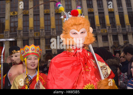 Bruxelles, Belgique. 28 janvier, 2017. Un homme avec un masque singe est vu à la parade du Nouvel An chinois à Bruxelles. Credit : Frederik Sadones/Pacific Press/Alamy Live News Banque D'Images