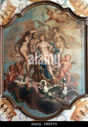 Cette peinture au plafond dans le Toilettenkammer du Schloss Charlottenburg, créée en octobre 2012, met en valeur des techniques artistiques élaborées. Le design et la composition sont enracinés dans le style classique, mettant en valeur le travail complexe des fresques dans le palais historique. Banque D'Images