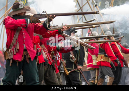 Cheshire, Royaume-Uni 2017. Holly saint jour et siège de Nantwich re-enactment. Depuis plus de 40 ans les fidèles des troupes armées de l'Hogan-vexel living history group, réunis dans la ville historique d'une spectaculaire reconstitution de la fusillade sanglante bataille qui a eu lieu il y a près de 400 ans et a marqué la fin du long et douloureux siège de la ville. Têtes rondes, cavaliers, fantassins, mousquetaires, soldats. spectacle historique sur la convergence du centre-ville à adopter de nouveau la bataille le siège en janvier 1644 a été l'un des principaux conflits de la guerre civile anglaise. Banque D'Images