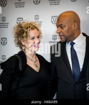 Colin Salmon et son épouse Fiona Hawthorne à la première du film Double Jeu au Rotterdam Film Festival in het Oude théâtre Luxor, Pays-Bas, 27 janvier 2017. Shay Kreuger prenant un avec le roi Selfies Photo : Patrick van Katwijk Pays-bas OUT/Point de vue - PAS DE SERVICE DE FIL - Photo : Patrick van Katwijk/Dutch Photo Presse/dpa Banque D'Images