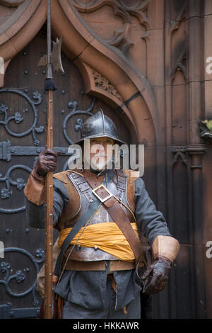 Cheshire, Royaume-Uni. 28 janvier, 2017. Le sergent de l'Armée Parlementaire tenant une hallebarde à Holly saint jour et siège de Nantwich re-enactment.Les troupes fidèles de l'Hogan-vexel ont recueillies dans la ville historique d'une spectaculaire reconstitution de la bataille sanglante qui a eu lieu il y a près de 400 ans et a marqué la fin du long et douloureux siège de la ville. Têtes rondes, cavaliers, et d'autres artistes ont convergé sur l'historique du centre-ville à adopter de nouveau la bataille. Le siège en janvier 1644 a été l'un des principaux conflits de la guerre civile anglaise. Banque D'Images