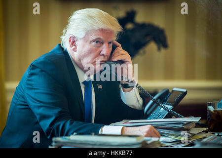 Washington DC, USA. 28 janvier, 2017. Le Président des Etats-Unis, Donald Trump parle avec le président de la Russie, Vladimir Poutine, sur le téléphone dans le bureau ovale à Washington, DC. L'appel a été l'un des cinq appels avec des dirigeants étrangers prévu pour samedi. Credit : MediaPunch Inc/Alamy Live News Banque D'Images