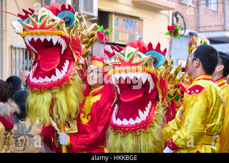 Madrid, Espagne. 28 janvier, 2017. Les voisins chinois célèbrent la nouvelle année de Coq défilé qui a lieu dans l'arrondissement. Ce quartier concentre à lui seul 10 000 personnes de la communauté chinoise à Madrid. Credit : Facto Foto/Alamy Live News Banque D'Images