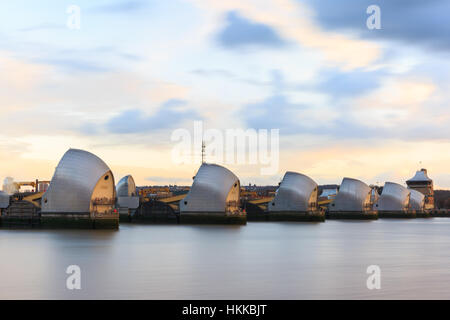 Londres, Royaume-Uni, 28 janvier 2017. Un jour de la météo très changeante se termine avec des nuages à coucher de soleil sur la Tamise à Londres. La Thames Barrier est baigné de lumière douce soirée. Credit : Imageplotter News et Sports/Alamy Live News Banque D'Images