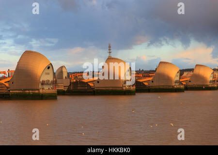 Londres, Royaume-Uni, 28 janvier 2017. Un jour de la météo très changeante se termine avec des nuages à coucher de soleil sur la Tamise à Londres. La Thames Barrier est baigné de lumière douce soirée. Credit : Imageplotter News et Sports/Alamy Live News Banque D'Images