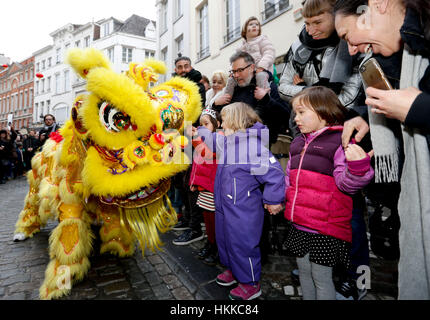 Bruxelles, Belgique. 28 janvier, 2017. Danseurs Lion prendre part à la Parade du Nouvel An lunaire chinois au centre-ville de Bruxelles, Belgique.Credit : Ye Pingfan/Xinhua/Alamy Live News Banque D'Images