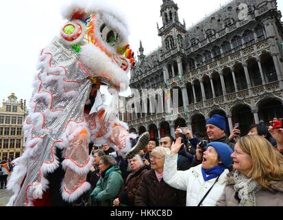 Bruxelles, Belgique. 28 janvier, 2017. Danseurs Lion prendre part à la Parade du Nouvel An lunaire chinois au centre-ville de Bruxelles, Belgique.Credit : Gong Bing/Xinhua/Alamy Live News Banque D'Images