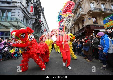 Bruxelles, Belgique. 28 janvier, 2017. Les gens prennent part à la Parade du Nouvel An lunaire chinois au centre-ville de Bruxelles, Belgique.Credit : Gong Bing/Xinhua/Alamy Live News Banque D'Images