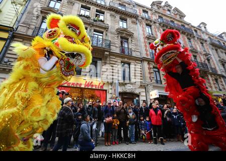 Bruxelles, Belgique. 28 janvier, 2017. Danseurs Lion prendre part à la Parade du Nouvel An lunaire chinois au centre-ville de Bruxelles, Belgique.Credit : Gong Bing/Xinhua/Alamy Live News Banque D'Images