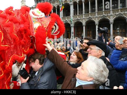 Bruxelles, Belgique. 28 janvier, 2017. Danseurs Lion prendre part à la Parade du Nouvel An lunaire chinois au centre-ville de Bruxelles, Belgique.Credit : Gong Bing/Xinhua/Alamy Live News Banque D'Images