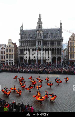 Bruxelles, Belgique. 28 janvier, 2017. Au cours de danse artistes la Nouvelle Année lunaire chinoise Parade au centre-ville de Bruxelles, Belgique.Credit : Gong Bing/Xinhua/Alamy Live News Banque D'Images