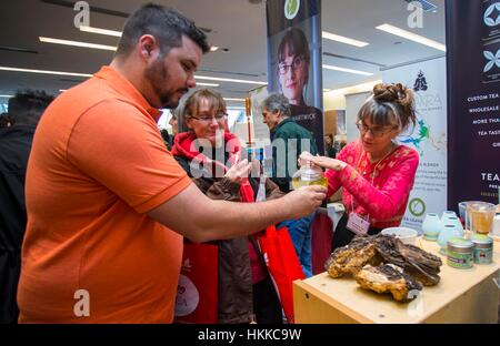 Toronto, Canada. 28 janvier, 2017. Les gens prennent au cours de la dégustation du thé thé Toronto 2017 Festival, doté d''un plateau/dégustations, cérémonies de thé le thé et des produits connexes, l'événement de deux jours devrait attirer des milliers d'amateurs de thé à Toronto. Credit : Zou Zheng/Xinhua/Alamy Live News Banque D'Images