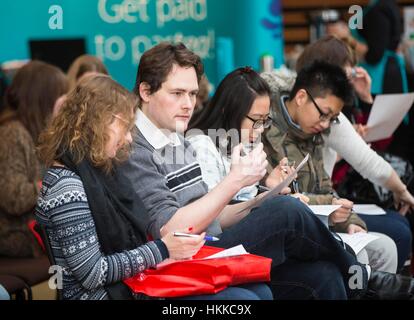 Toronto, Canada. 28 janvier, 2017. Les gens prennent part à un concours de dégustation de thé au cours de la Toronto 2017 Festival de thé, d''un plateau dégustation, cérémonies de thé le thé et des produits connexes, l'événement de deux jours devrait attirer des milliers d'amateurs de thé à Toronto. Credit : Zou Zheng/Xinhua/Alamy Live News Banque D'Images