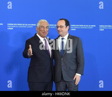 Lisbonne, Portugal. 28 janvier, 2017. Le Premier Ministre du Portugal Antonio Costa(L) se félicite le Président français François Hollande au cours de la partie sud des pays de l'UE Sommet de Lisbonne, Portugal. Les dirigeants de l'Europe du Sud a appelé à une Union unifiée pour lutter contre le terrorisme, stimuler la croissance et trouver une solution à la crise au sud de migrants des pays de l'UE Sommet de Lisbonne le samedi. Credit : Zhang Liyun/Xinhua/Alamy Live News Banque D'Images