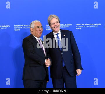 Lisbonne, Portugal. 28 janvier, 2017. Le Premier Ministre du Portugal Antonio Costa(L), serre la main avec le Premier ministre italien Paolo Gentiloni durant la partie sud des pays de l'UE Sommet de Lisbonne, Portugal. Les dirigeants de l'Europe du Sud a appelé à une Union unifiée pour lutter contre le terrorisme, stimuler la croissance et trouver une solution à la crise au sud de migrants des pays de l'UE Sommet de Lisbonne le samedi. Credit : Zhang Liyun/Xinhua/Alamy Live News Banque D'Images