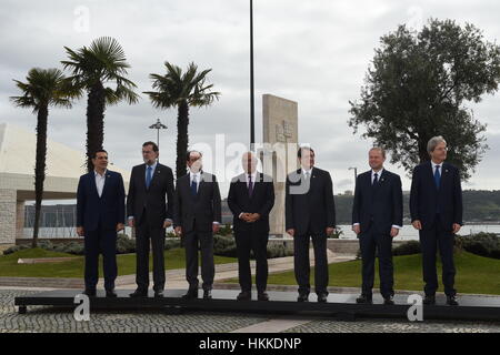 Lisbonne, Portugal. 28 janvier, 2017. De G à D) Le Premier ministre grec Alexis Tsipras, le premier ministre Espagnol Mariano Rajoy, le Président français François Hollande, le Premier Ministre du Portugal Antonio Costa, le président chypriote Nicos Anastasiades, Premier ministre Maltais Joseph Muscat et Premier ministre italien Paolo Gentiloni poser pour des photos de groupe au cours de la partie sud des pays de l'UE Sommet de Lisbonne, Portugal. Les dirigeants de l'Europe du Sud a appelé à une Union unifiée pour lutter contre le terrorisme, stimuler la croissance et trouver une solution à la crise. Credit : Zhang Liyun/Xinhua/Alamy Live News Banque D'Images