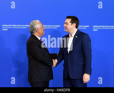 Lisbonne, Portugal. 28 janvier, 2017. Le Premier Ministre du Portugal Antonio Costa(L), serre la main du Premier Ministre grec Alexis Tsipras au cours de la partie sud des pays de l'UE Sommet de Lisbonne, Portugal. Les dirigeants de l'Europe du Sud a appelé à une Union unifiée pour lutter contre le terrorisme, stimuler la croissance et trouver une solution à la crise au sud de migrants des pays de l'UE Sommet de Lisbonne le samedi. Credit : Zhang Liyun/Xinhua/Alamy Live News Banque D'Images