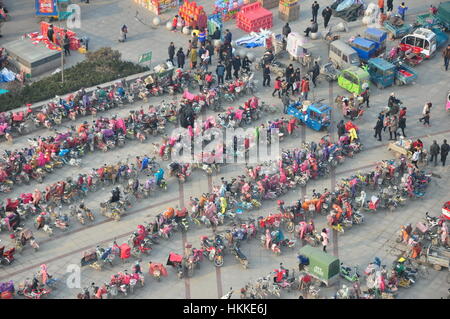 Qingdao, Qingdao, Chine. 25 Jan, 2017. Qingdao, Chine - 25 janvier 2017 : (usage éditorial uniquement. Chine).Vue aérienne de Printemps Festival shopping fair à Liaocheng, la Chine de l'est la province de Shandong, 25 janvier 2017. Crédit : SIPA Asie/ZUMA/Alamy Fil Live News Banque D'Images