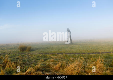 Hucknall, Nottinghamshire, Angleterre. 29 janvier 2017. Un froid vif misty de commencer la journée dans le Nord Bretagne Ville de marché de Hucknall.Misty surround conditions 'La Dogwalker' sculpture sur les gammes country park. Crédit : Ian Francis/Alamy Live News Banque D'Images