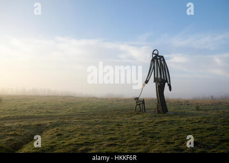 Hucknall, Nottinghamshire, Angleterre. 29 janvier 2017. Un froid vif misty de commencer la journée dans le Nord Bretagne Ville de marché de Hucknall.Misty surround conditions 'La Dogwalker' sculpture sur les gammes country park. Crédit : Ian Francis/Alamy Live News Banque D'Images