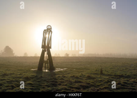 Hucknall, Nottinghamshire, Angleterre. 29 janvier 2017. Un froid vif misty de commencer la journée dans le Nord Bretagne Ville de marché de Hucknall.Misty surround conditions 'La Dogwalker' sculpture sur les gammes country park. Crédit : Ian Francis/Alamy Live News Banque D'Images