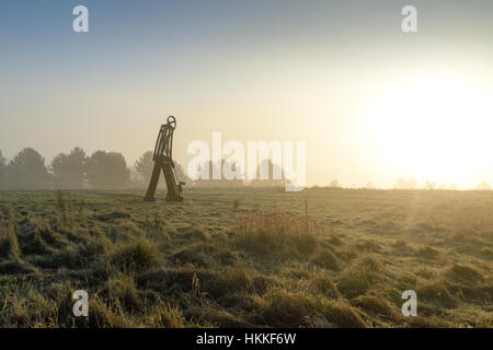 Hucknall, Nottinghamshire, Angleterre. 29 janvier 2017. Un froid vif misty de commencer la journée dans le Nord Bretagne Ville de marché de Hucknall.Misty surround conditions 'La Dogwalker' sculpture sur les gammes country park. Crédit : Ian Francis/Alamy Live News Banque D'Images