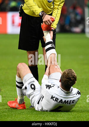 BayArena Leverkusen, Allemagne. 28 janvier, 2017. Ligue Allemande de Football, 1. Bundesliga 2016/17 journée 18, saison, Bayer 04 Leverkusen vs Borussia Mönchengladbach (Moenchengladbach, Gladbach) ---referree aide Aytekin Christoph Kramer (MGL) avec sa jambe jusqu'à l'étroit : Crédit kolvenbach/Alamy Live News Banque D'Images