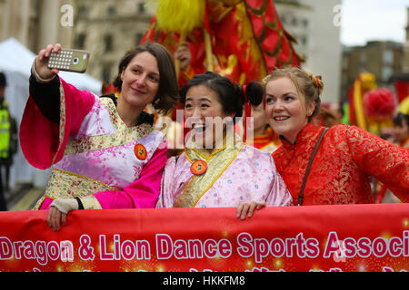 Le centre de Londres, au Royaume-Uni. 29 janvier, 2017. Des interprètes costumés prendre part à la Parade du Nouvel An chinois dans le centre de Londres, le long de Charing Cross Road et du quartier chinois, avec d'autres célébrations à Trafalgar Square pour célébrer l'année du Coq, la plus grande célébration à l'extérieur de l'Asie. L'événement est organisé par l'Association chinoise de Chinatown de Londres. Credit : Dinendra Haria/Alamy Live News Banque D'Images