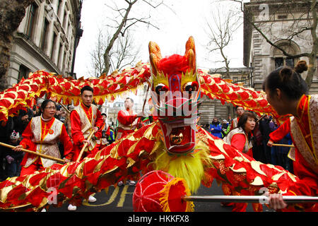 Le centre de Londres, au Royaume-Uni. 29 janvier, 2017. Des interprètes costumés prendre part à la Parade du Nouvel An chinois dans le centre de Londres, le long de Charing Cross Road et du quartier chinois, avec d'autres célébrations à Trafalgar Square pour célébrer l'année du Coq, la plus grande célébration à l'extérieur de l'Asie. L'événement est organisé par l'Association chinoise de Chinatown de Londres. Credit : Dinendra Haria/Alamy Live News Banque D'Images