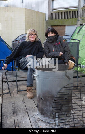 Sheffield, Royaume-Uni. 29 janvier 2017. Coiffure Kate Smith 53 et d'autres défenseur Julie Derby 51 à Tent City à Sheffield. Kate Smith est la planification d'un parrainé dormir dehors sur les rues de Sheffield pour essayer d'aider à amasser des fonds pour un abri permanent pour les sans-abri de Sheffield après le conseil de la ville a obtenu une ordonnance de possession plus de Tent City. 29 janvier 2017 Crédit : Gary Bagshawe/Alamy Live News Banque D'Images