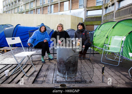 Sheffield, Royaume-Uni. 29 janvier 2017. Résident de Tent City, Sarah s'assoit avec les militants et sympathisants Kate Smith, coiffure 53 et Julie Derby 51. Le conseil de la ville a acquis une ordonnance de possession plus de tentes et aux résidents à partir. Sarah un résident à Tent City dit qu'elle n'a pas se sentir en sécurité à l'autre logement offert et ainsi retourné à Tent City. 29 janvier 2017 Crédit : Gary Bagshawe/Alamy Live News Banque D'Images