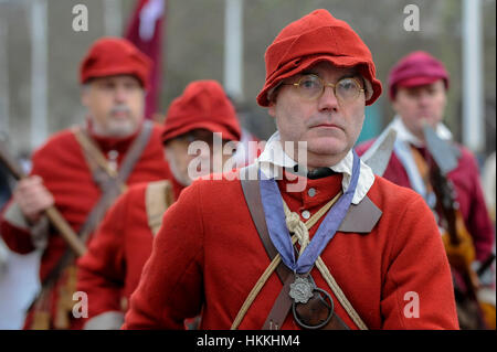 Londres, Royaume-Uni. 29 janvier 2017. Les membres de la société de la guerre civile, l'un des plus anciens groupes de reconstitution dans le monde, se réunir pour donner vie à l'armée du roi, retraçant l'itinéraire suivi par le Roi Charles I de Palais St James à l'endroit de son exécution à la Banqueting House dans la région de Whitehall. © Stephen Chung / Alamy Live News Banque D'Images