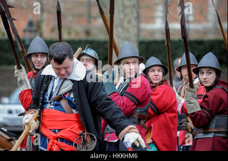 Londres, Royaume-Uni. 29 janvier 2017. Les membres de la société de la guerre civile, l'un des plus anciens groupes de reconstitution dans le monde, se réunir pour donner vie à l'armée du roi, retraçant l'itinéraire suivi par le Roi Charles I de Palais St James à l'endroit de son exécution à la Banqueting House dans la région de Whitehall. © Stephen Chung / Alamy Live News Banque D'Images