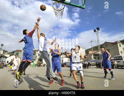 Zhuji, Chine, Province de Zhejiang. 29 janvier, 2017. Les gens participent à une compétition de basket-ball pour célébrer la Fête du Printemps à Zhuji City, Zhejiang Province de Chine orientale, le 29 janvier 2017. Credit : Xu Dewen/Xinhua/Alamy Live News Banque D'Images