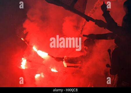 Leverkusen, Allemagne. 28 janvier, 2017. Fans de Leverkusen pyrotechnique lumière pendant le match de football de la Bundesliga entre le Bayer Leverkusen et le Borussia Moenchengladbach à la BayArena à Leverkusen, Allemagne, 28 janvier 2017. Photo : Federico Gambarini/dpa/Alamy Live News Banque D'Images