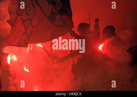 Leverkusen, Allemagne. 28 janvier, 2017. Fans de Leverkusen pyrotechnique lumière pendant le match de football de la Bundesliga entre le Bayer Leverkusen et le Borussia Moenchengladbach à la BayArena à Leverkusen, Allemagne, 28 janvier 2017. Photo : Federico Gambarini/dpa/Alamy Live News Banque D'Images