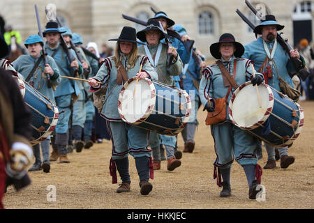 Le Mall, Londres, Royaume-Uni. 29 janvier, 2017. Les membres de l'armée du roi de la guerre civile anglaise Society mars comme ils retracent l'itinéraire emprunté par le Roi Charles I de St James' Palace au lieu de son exécution à la Banqueting House à Whitehall sur les traces du Roi Charles I en commémoration de son "Majestés' horrible meurtre' aux mains du Parlement en 1649. Credit : Dinendra Haria/Alamy Live News Banque D'Images