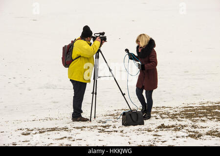 Belgrade, Serbie. 29 janvier 2017. Studio de télévision locale-B news rapports d'équipage des rives du lac Sava congelé sur un dimanche matin brumeux à des températures extrêmement basses. Credit : Bratislav Stefanovic/Alamy Live News Banque D'Images