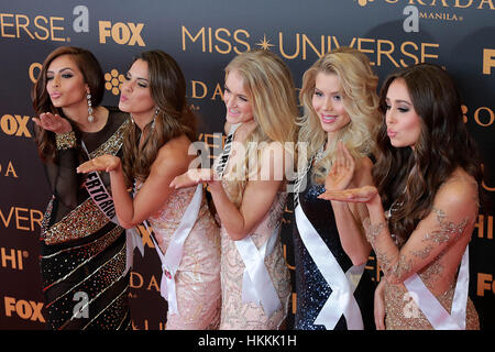 Pasay City, Philippines. 29 janvier, 2017. Les candidats et candidates de Miss Univers posent pour des photos au cours de l'événement tapis rouge de Miss Univers à Pasay City, Philippines, le 29 janvier 2017. Credit : Rouelle Umali/Xinhua/Alamy Live News Banque D'Images