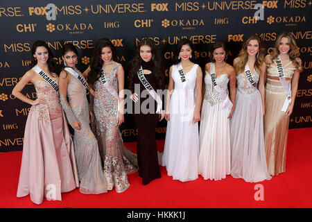 Pasay City, Philippines. 29 janvier, 2017. Les candidats et candidates de Miss Univers posent pour des photos au cours de l'événement tapis rouge de Miss Univers à Pasay City, Philippines, le 29 janvier 2017. Credit : Rouelle Umali/Xinhua/Alamy Live News Banque D'Images