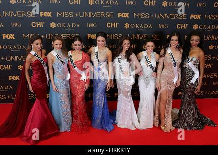 Pasay City, Philippines. 29 janvier, 2017. Les candidats et candidates de Miss Univers posent pour des photos au cours de l'événement tapis rouge de Miss Univers à Pasay City, Philippines, le 29 janvier 2017. Credit : Rouelle Umali/Xinhua/Alamy Live News Banque D'Images