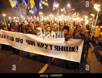 Kiev, Ukraine. 29 janvier, 2017. Les gens portent des torches et une bannières durant une cérémonie pour commémorer des étudiants ukrainiens impliqués dans une bataille avec l'Armée Rouge en 1918, à Kiev, Ukraine, le 29 janvier 2017. Environ 300 étudiants ukrainiens et les cadets ont été tués pendant la bataille avec l'Armée Rouge régulière le 29 janvier 1918, et cette bataille est considérée comme un symbole de la lutte pour l'indépendance de l'Ukraine. Crédit : Serg Glovny/ZUMA/Alamy Fil Live News Banque D'Images